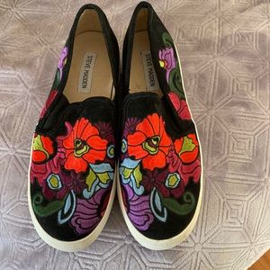 Floral Steve Madden Slip on’s